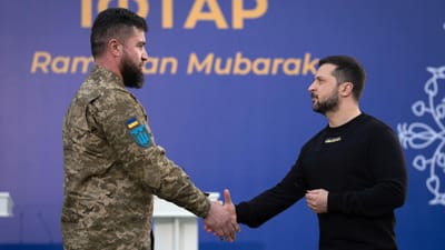 Zelensky partilha o Iftar com soldados muçulmanos e promete "nova tradição de respeito" - TVI