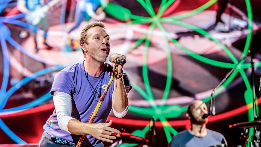 Chris Martin, vocalista dos Coldplay num concerto em Milão, em 2017. (Sergione Infuso/Getty Images)