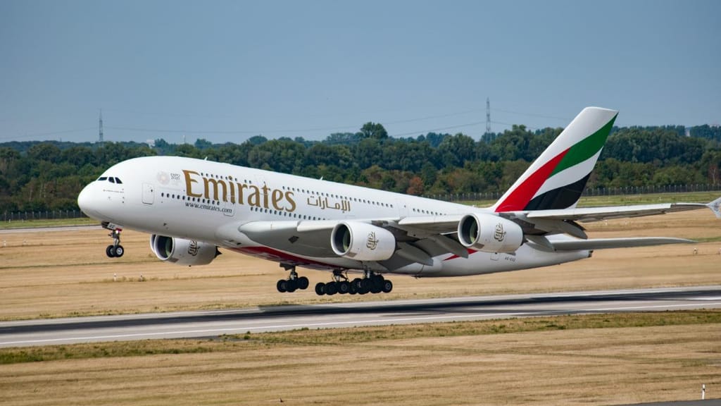 Avião da Emirates (foto: Tim Dennert/Unsplash)