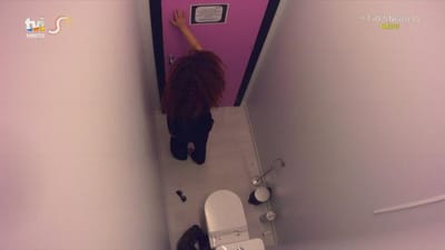 Sara Sistelo fica presa na casa de banho mas mantém ideias fixas: «Não preciso da ajuda do Moisés!» - Big Brother