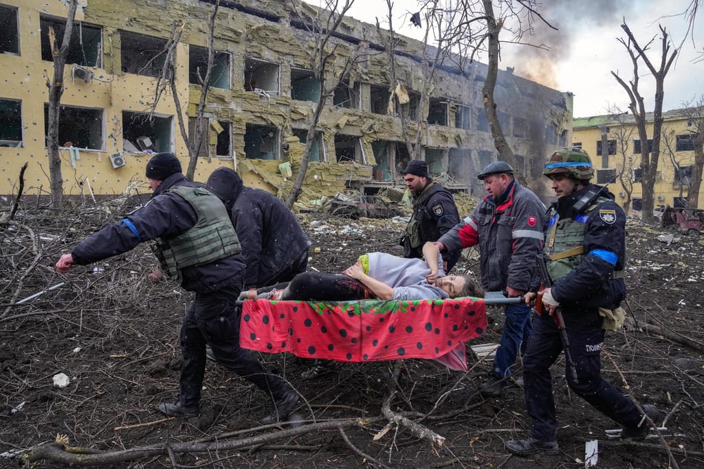 World Press Photo, Foto do Ano: "Cerco a Mariupol", de Evgeniy Maloletk (AP)