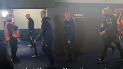 VÍDEO: Mourinho explode com Slot: «Preferes o Nápoles, mas devias olhar para nós» - TVI