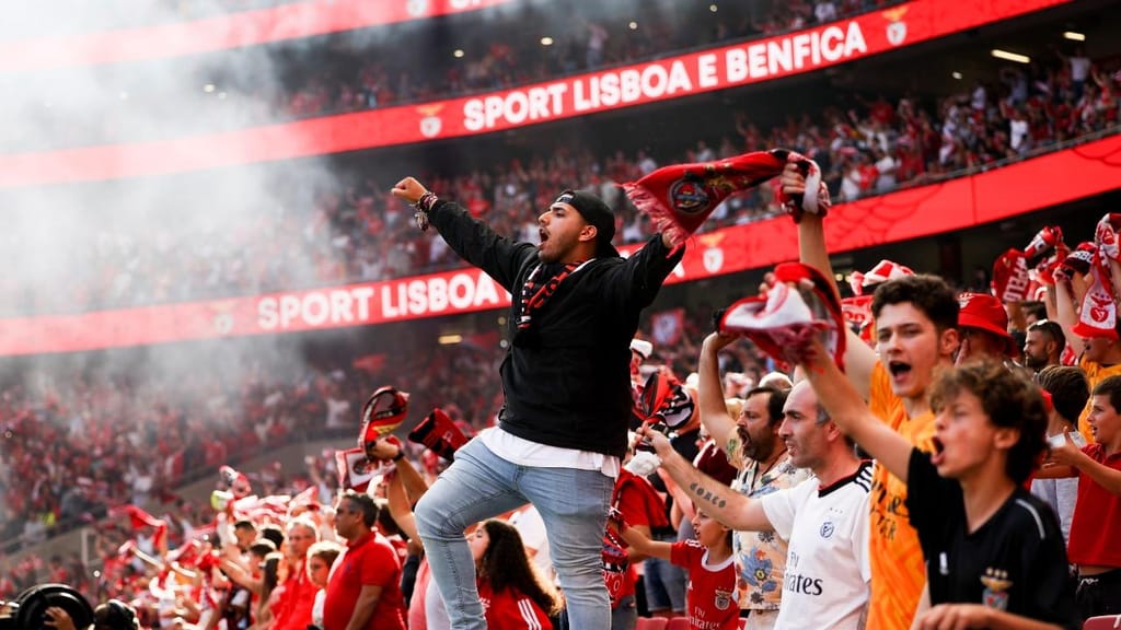 Adeptos do Benfica no jogo frente ao Estoril (José Sena Goulão/Lusa)