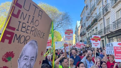 Batucada e cravos vermelhos na manifestação de apoio a Lula da Silva - TVI