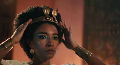 Uma atriz negra a interpretar Cleópatra está a causar polémica. Mas "é mais provável que se parecesse com ela do que Elizabeth Taylor" - TVI