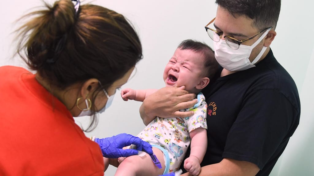 Vacinação de bebé (Paul Hennessy/SOPA Images/LightRocket via Getty Images)