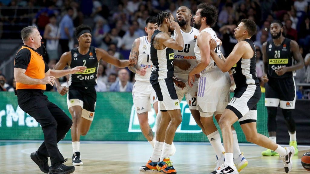 Guerschon Yabusele lamenta os confrontos no jogo com o Partizan (Photo by Jesus Orihuela/Euroleague Basketball via Getty Images)