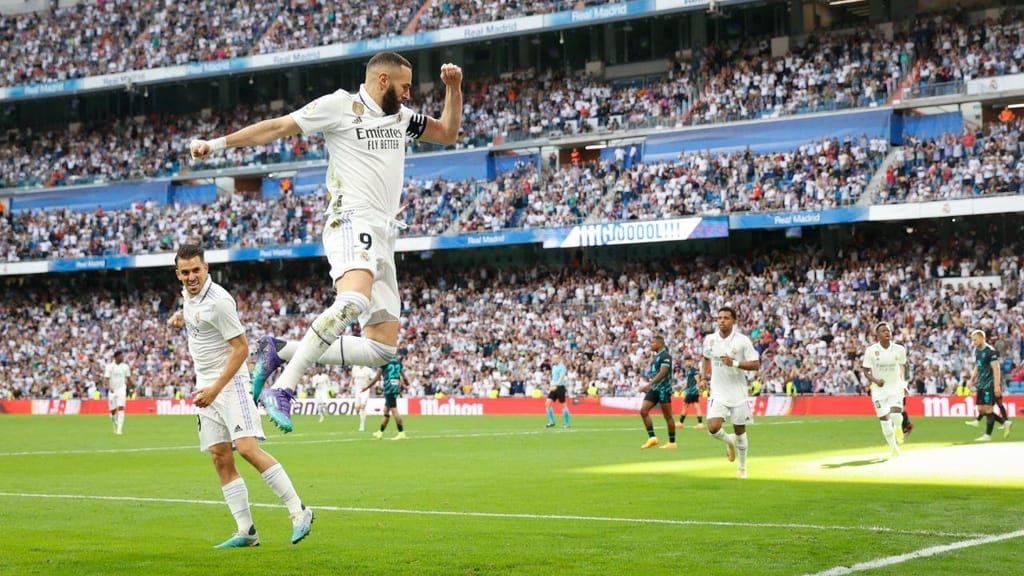 Karim Benzema celebra um dos golos que marcou no Real Madrid-Almería (Rodrigo Jimenez/EFE/EPA)