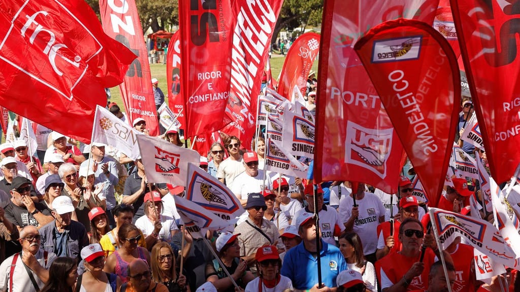 Militantes da União Geral de Trabalhadores (UGT), durante as comemorações do Dia do Trabalhador nos Jardins da Torre de Belém (LUSA/António Pedro Santos)