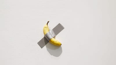 Estudante sul-coreano comeu banana exposta num museu avaliada em mais de 120.000€ - TVI