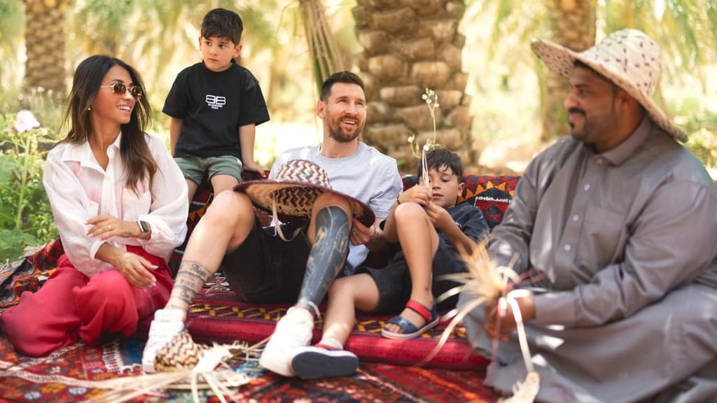 Messi e família na Arábia (twitter Ministro do Turismo @AhmedAlKhateeb)