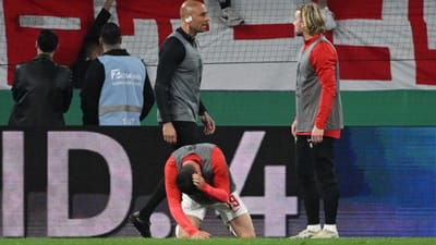 André Silva atingido por moeda no apuramento do Leipzig para a final da Taça - TVI
