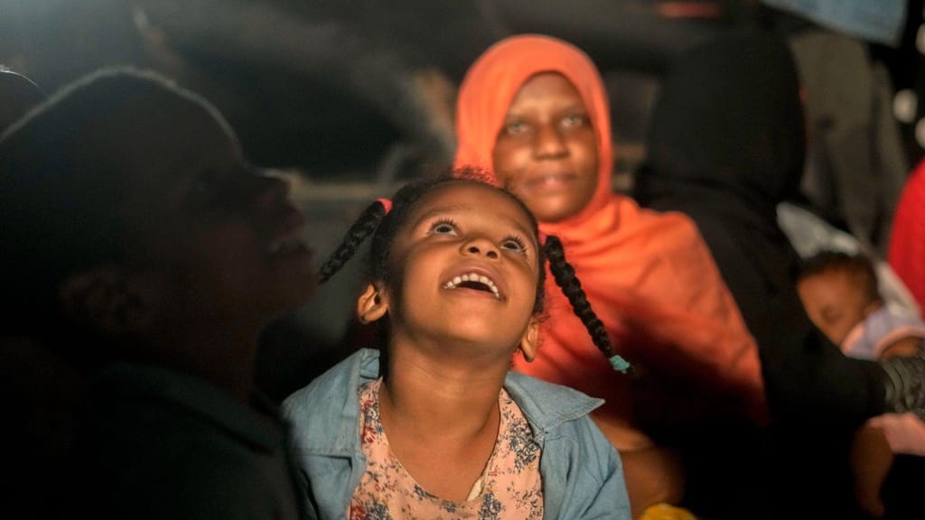 Crianças a serem evacuadas do Sudão. (Amr Nabil/ AP)