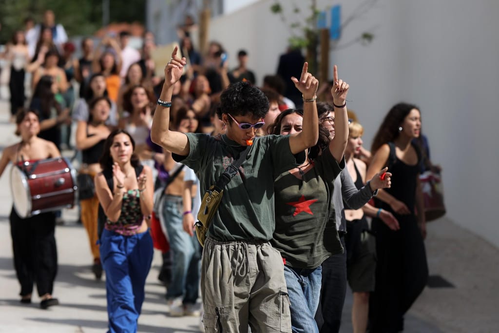 Grupo de alunos do Liceu Camões em Lisboa protesta pede fim aos fósseis até 2030 em Portugal (Foto: Filipe Amorim/Lusa)