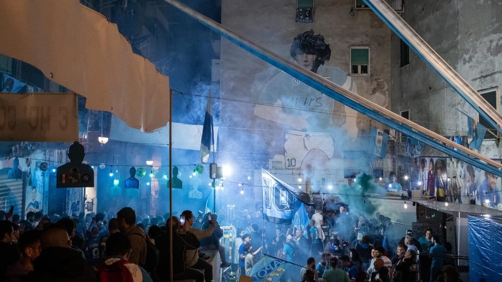 Festejos do Nápoles junto aos murais de Diego Maradona (Silvia Bazzicalupo/Anadolu Agency via Getty Images)