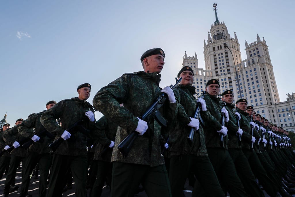 Militares russos realizam ensaio geral para o desfile do Dia da Vitória (EPA/LUSA)
