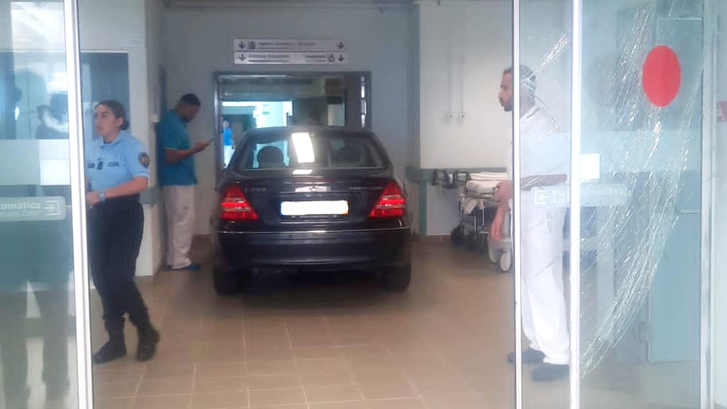 Homem entra nas urgências do Hospital de Cascais de carro (Foto:DR)