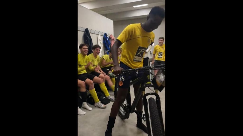 Juniores do Beira-Mar oferecem bicicleta a Adul (Twitter)