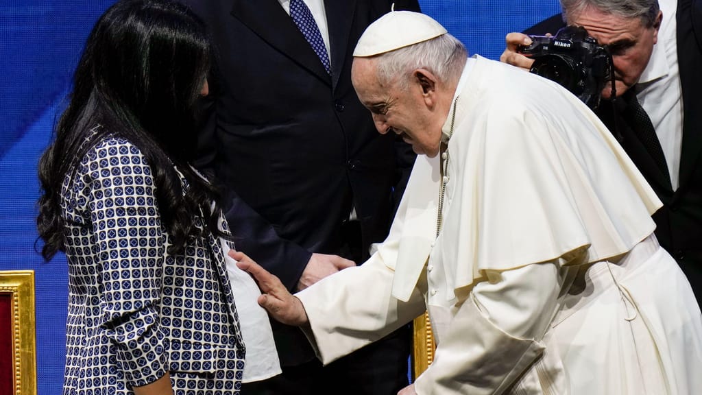Papa Francisco numa conferência para discutir o problema de natalidade que Itália enfrenta (AP Photo/Alessandra Tarantino)