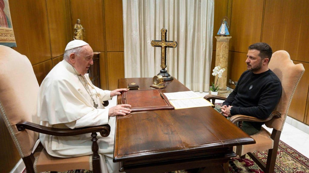 Papa Francisco e Volodymyr Zelensky encontram-se no Vaticano (EPA/VATICAN MEDIA)