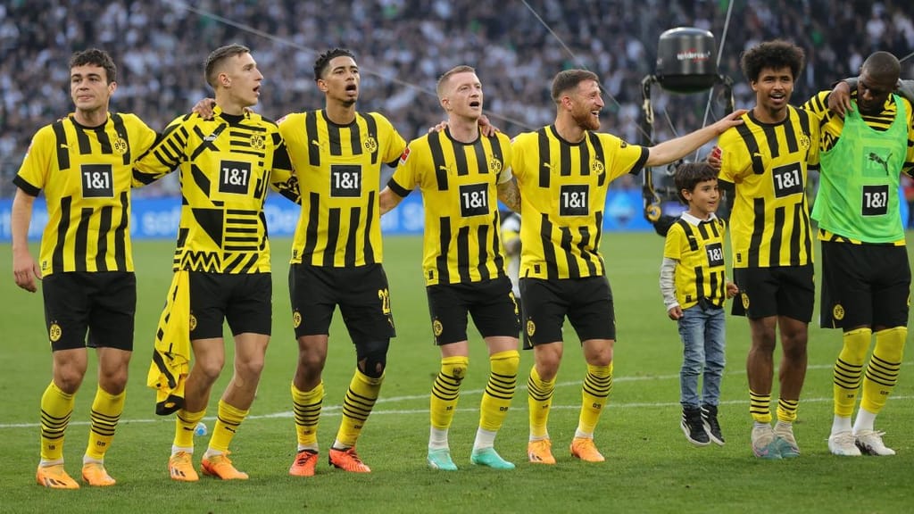 Jogadores do Borussia Dortmund festejam vitória frente ao Borussia Monchengladbach (FRIEDEMANN VOGEL/EPA)