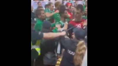 VÍDEO: polícia agride reforço do andebol do Benfica com bastonada na cabeça - TVI