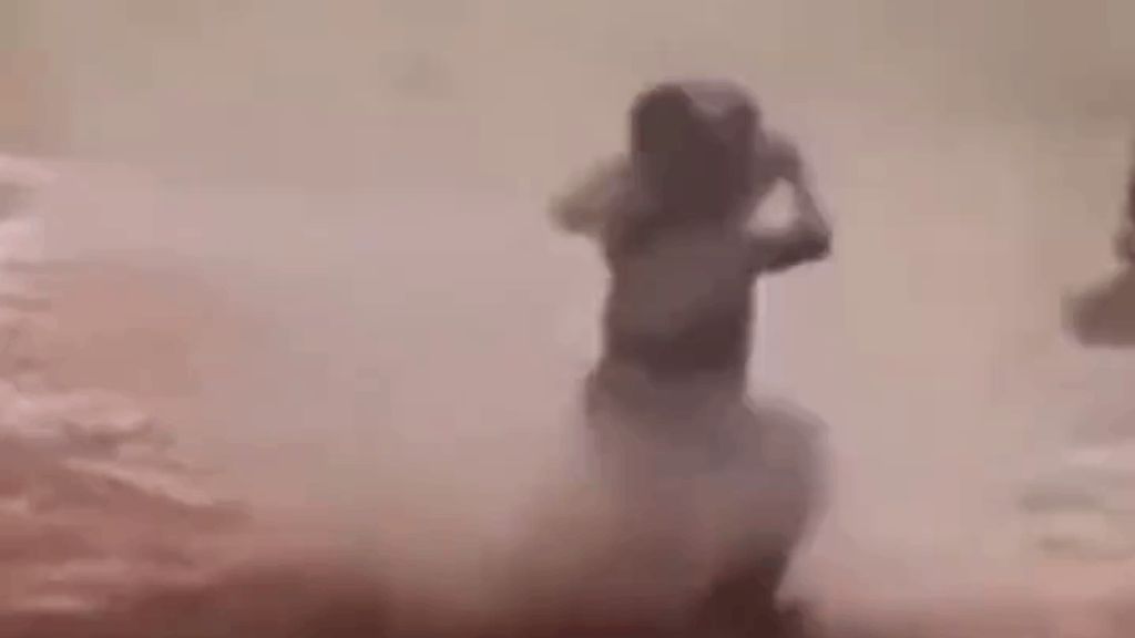 Tornado de areia apanha menino de 7 anos