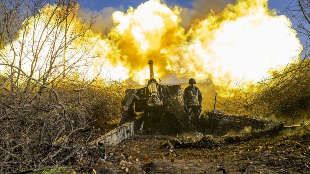 Canhão de 155 mm ucraniano dispara sobre posições russas nos arredores de Bakhmut, no Donbass (Getty Images)