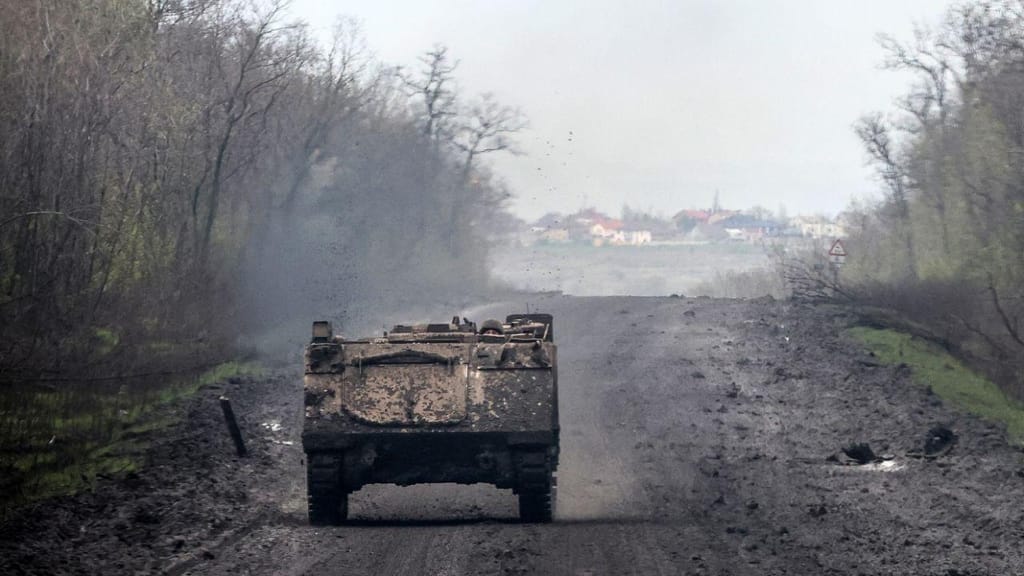 Blindado BMP ucraniano atravessa o perigoso percurso da "estrada da vida" que abastece o que resta de Bakhmut (Getty Images)