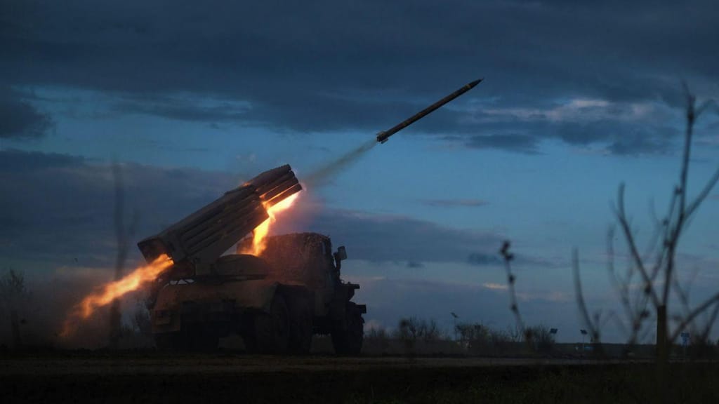 Lançador de foguetes múltiplos ucraniano dispara sobre as posições russas em Bakhmut (Getty Images)