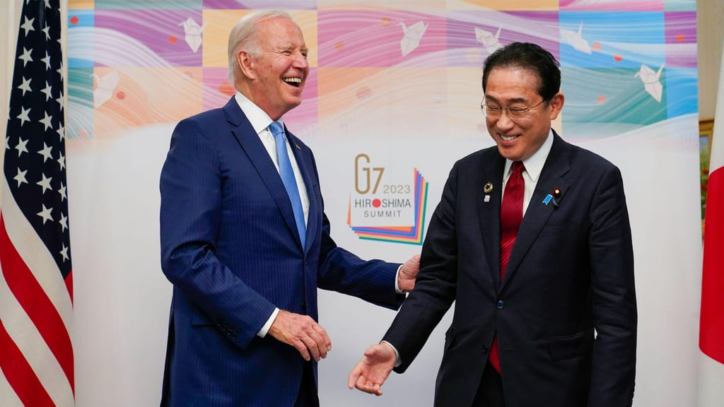 O presidente dos EUA, Joe Biden, e o primeiro-ministro japonês, Fumio Kishida, num encontro que antecede a cimeira do G7 em Hiroshima. Foto: Susan Walsh/AP