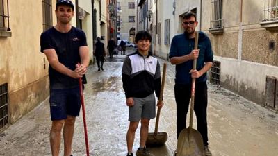 Fórmula 1: sem corrida, Tsunoda ajuda a limpar as ruas após as cheias - TVI