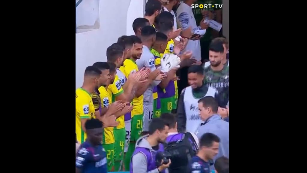 Mafra faz guarda de honra ao campeão Moreirense (vídeo/twitter)