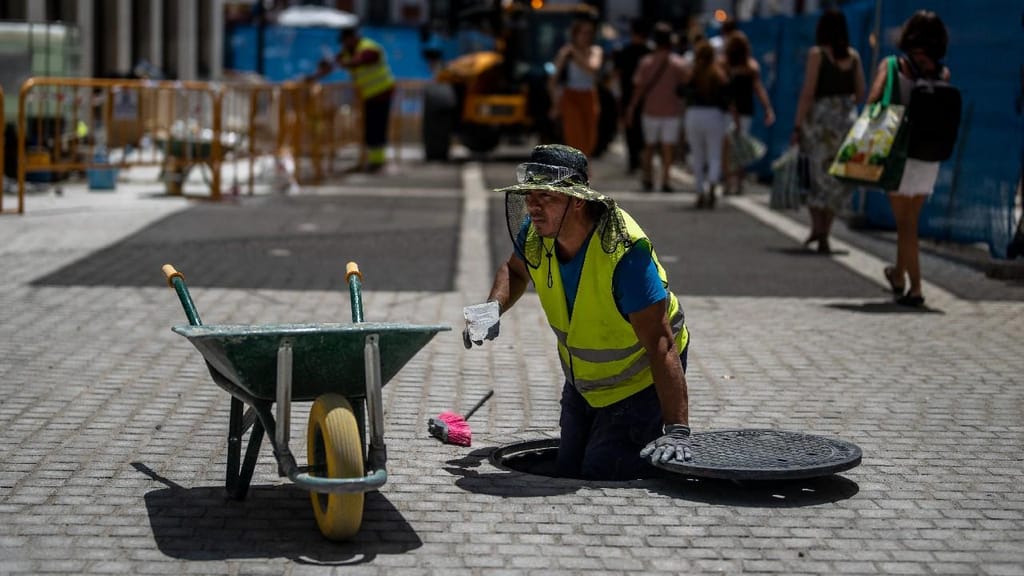 Trabalhador na rua em Espanha (foto: Manu Fernandez/AP)