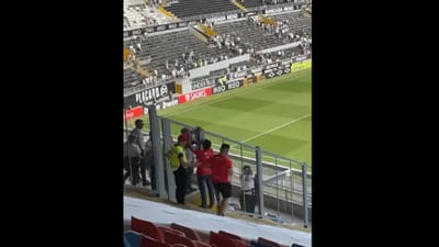 Lição de desportivismo: adeptos de Vitória e Gil trocam cachecóis (vídeo) - TVI