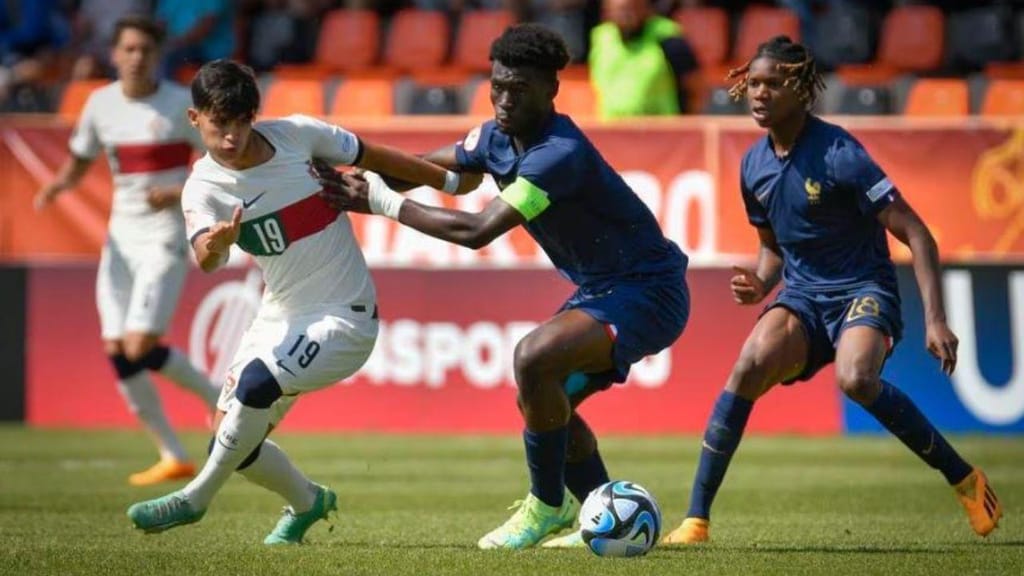 Sub-17: Gonçalo Sousa em ação frente à França (foto UEFA)