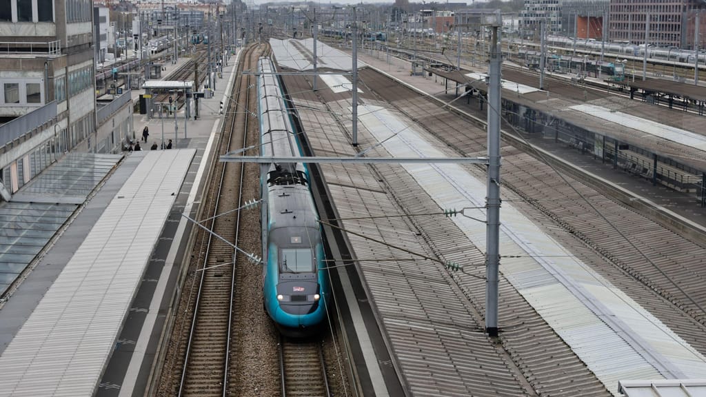Comboio parado na estação ferroviária de Nantes, França. 6 abril 2023. Foto: AP Photo/Jeremias Gonzalez