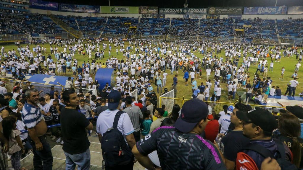 Doze pessoas morreram no Estádio Cuscatlan (AP Photo/Milton Flores)