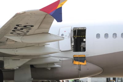 Passageiro abre porta de avião durante o voo e causa pânico a bordo - TVI