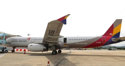 Depois de passageiro abrir a porta do avião, Asiana Airlines deixa de vender bilhetes para os lugares junto à saída de emergência - TVI