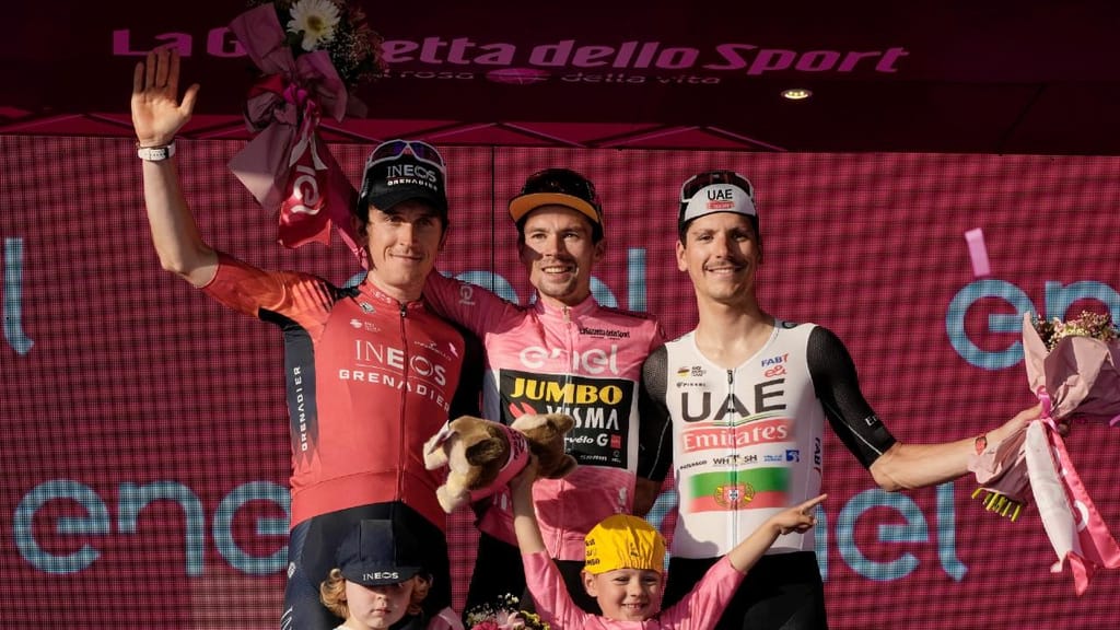 Geraint Thomas, Primoz Roglic e João Almeida na cerimónia final do Giro, a Volta a Itália. Roglic venceu a prova, seguido de Thomas e do português (AP/Alessandra Tarantino)