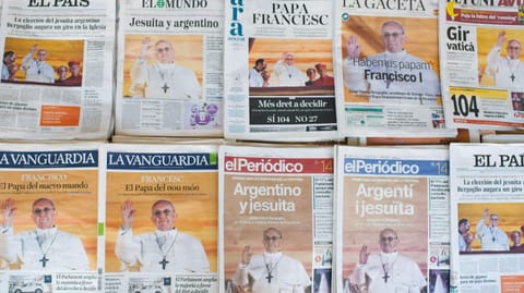 As primeiras páginas dos jornais espanhóis no dia a seguir à eleição de Francisco. Foto: David Ramos/Getty Images