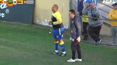 Ex-FC Porto Walter estreia-se pelo Pelotas e colega sorri ao vê-lo aquecer - TVI
