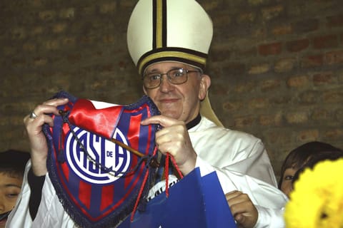 A paixão do papa pelo San Lorenzo, equipa de Buenos Aires, é conhecida. Francisco é sócio do clube. Foto: API/Gamma-Rapho via Getty Images