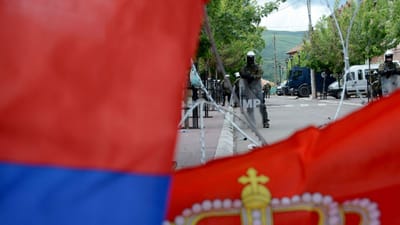 Há um "caldeirão pronto a explodir" no leste europeu: o que se passa no Kosovo, onde os sérvios atacaram as forças da NATO? - TVI