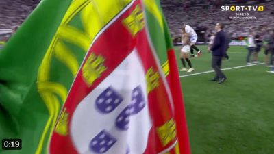 VÍDEO: Fernando (ex-FC Porto) exibe bandeira portuguesa após vencer Liga Europa - TVI