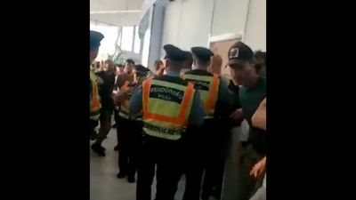 VÍDEO: árbitro da final «apertado» por adeptos da Roma no aeroporto - TVI