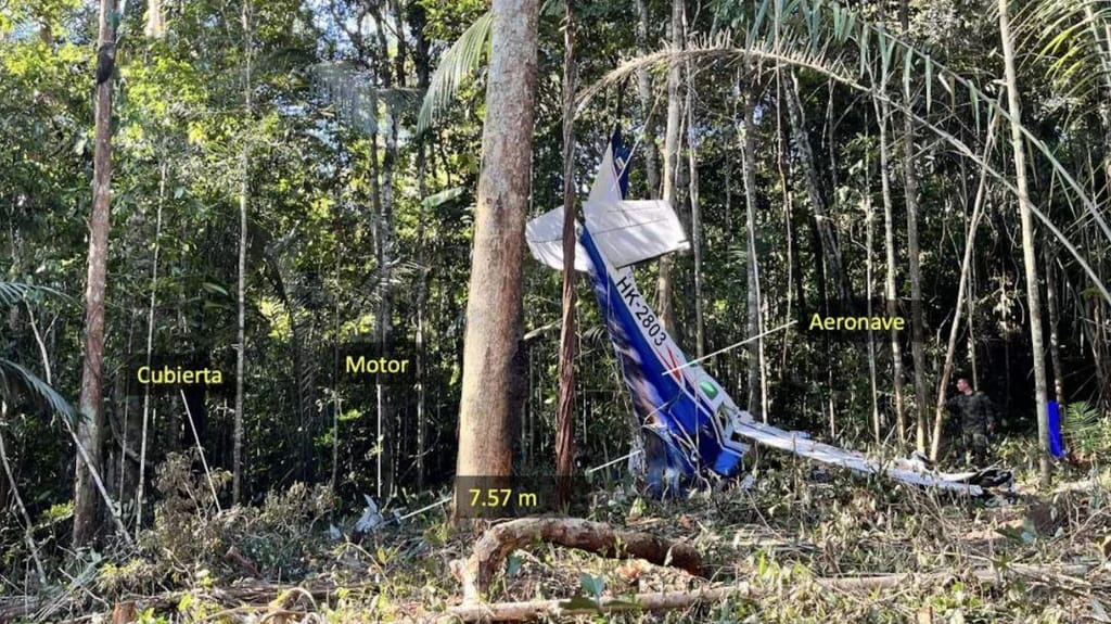 Fotos do local do acidente mostram a cauda do avião levantada, com o nariz e a frente esmagados. Dirección Técnica de Investigación de Accidentes