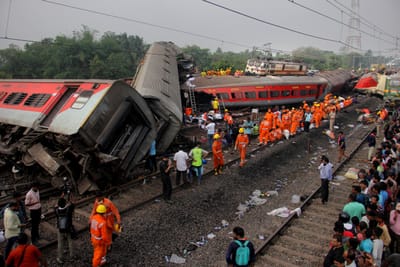 Sobe para 280 o número de mortos após acidente ferroviário na Índia - TVI