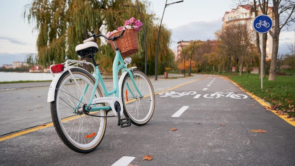 Bicicleta colorida junto a ciclovia (foto: Artphoto Studio/Freepik)